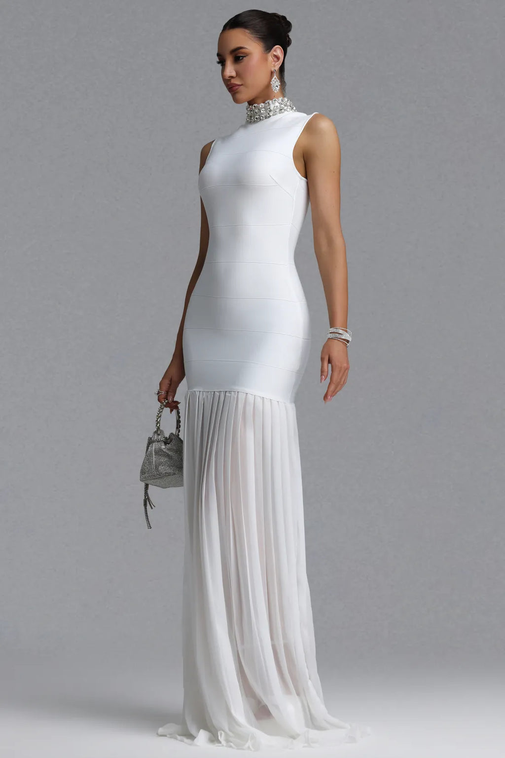Robe Longue Bandage Blanche Col Montant Strass – Jupe Plissée Fluide