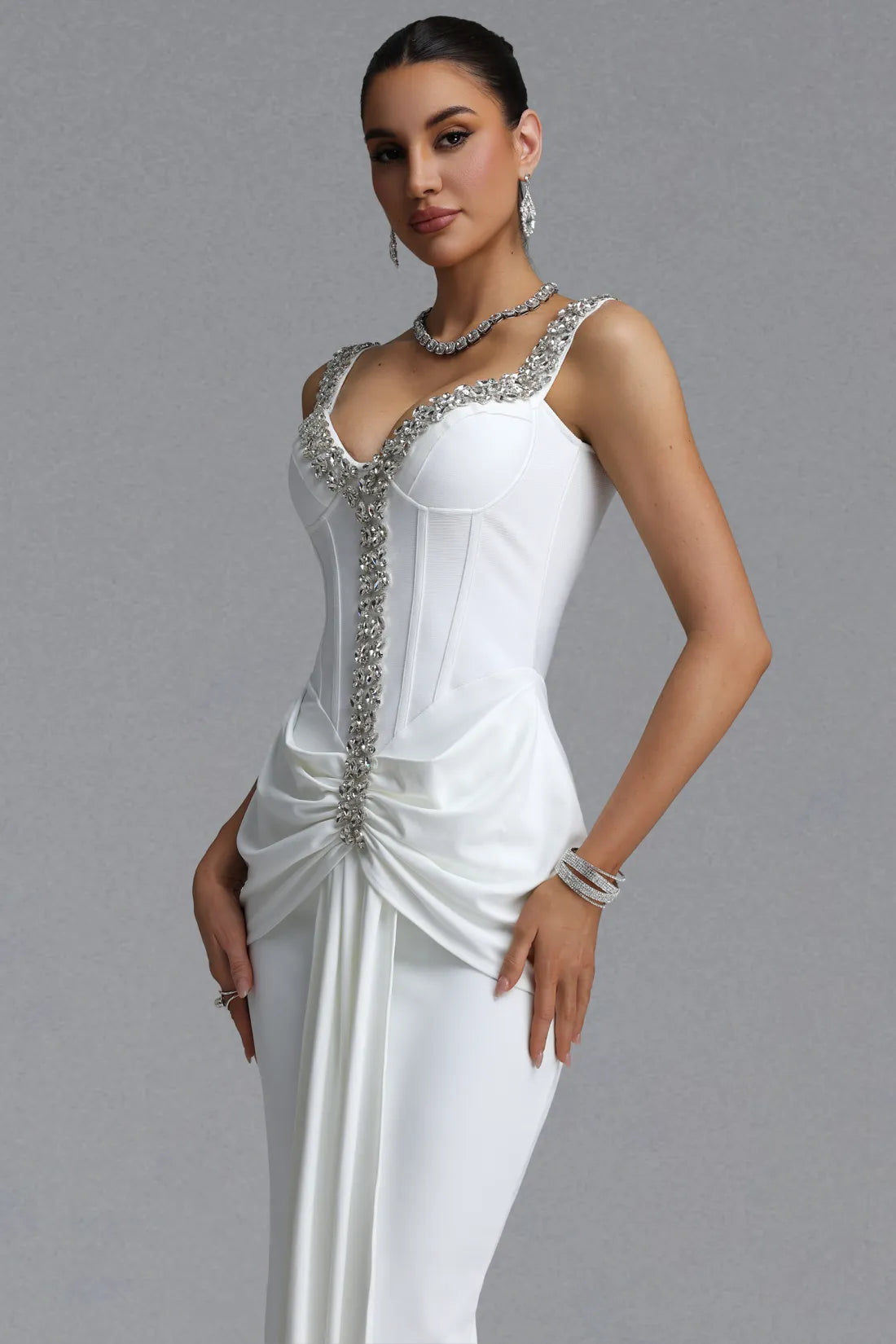 Robe de Soirée Longue Sirène Blanche Ornée de Strass – Bustier Corset