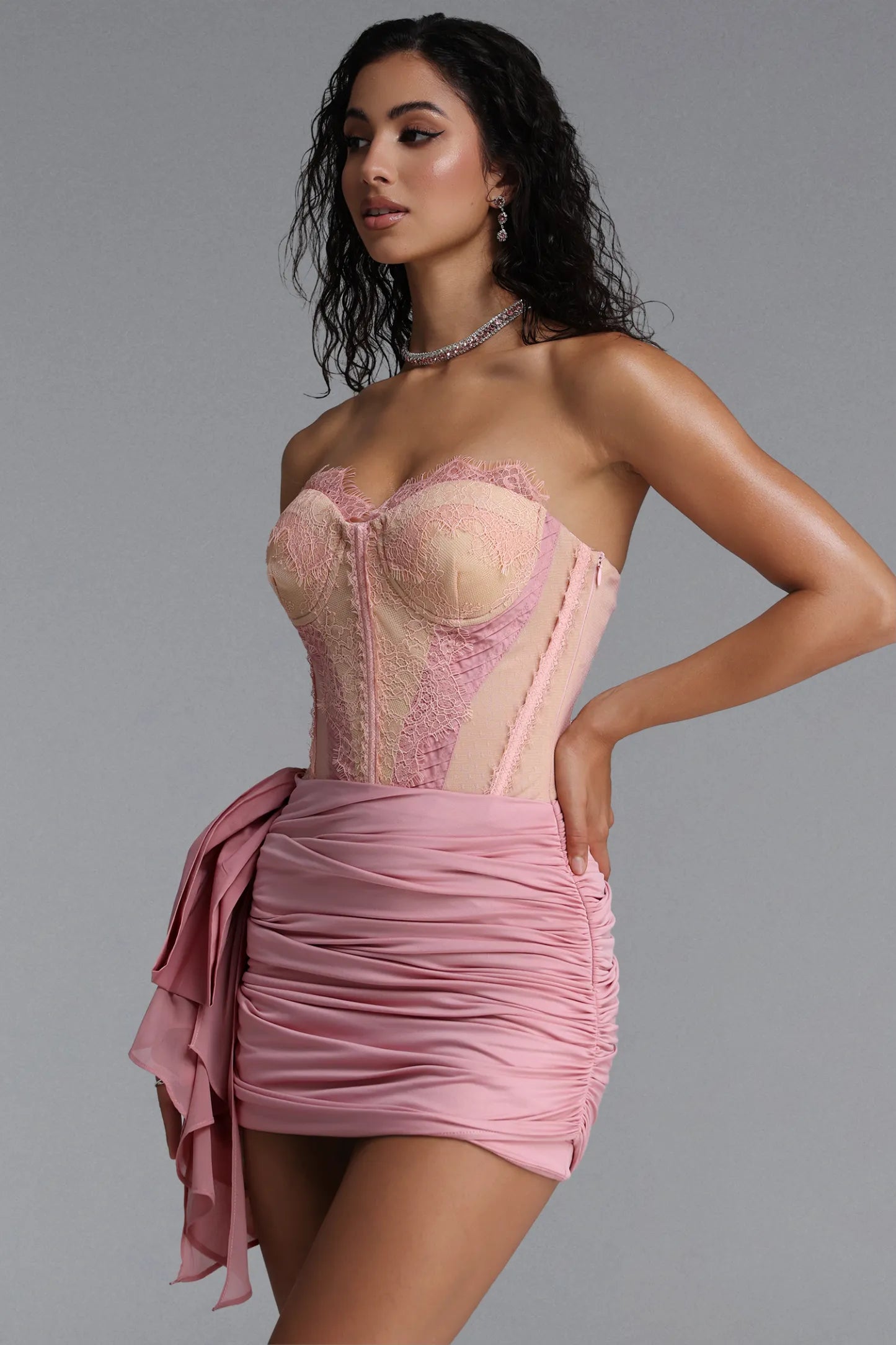 Robe Corset Dentelle Rose Poudré – Jupe Satin Drapée Nœud Latéral
