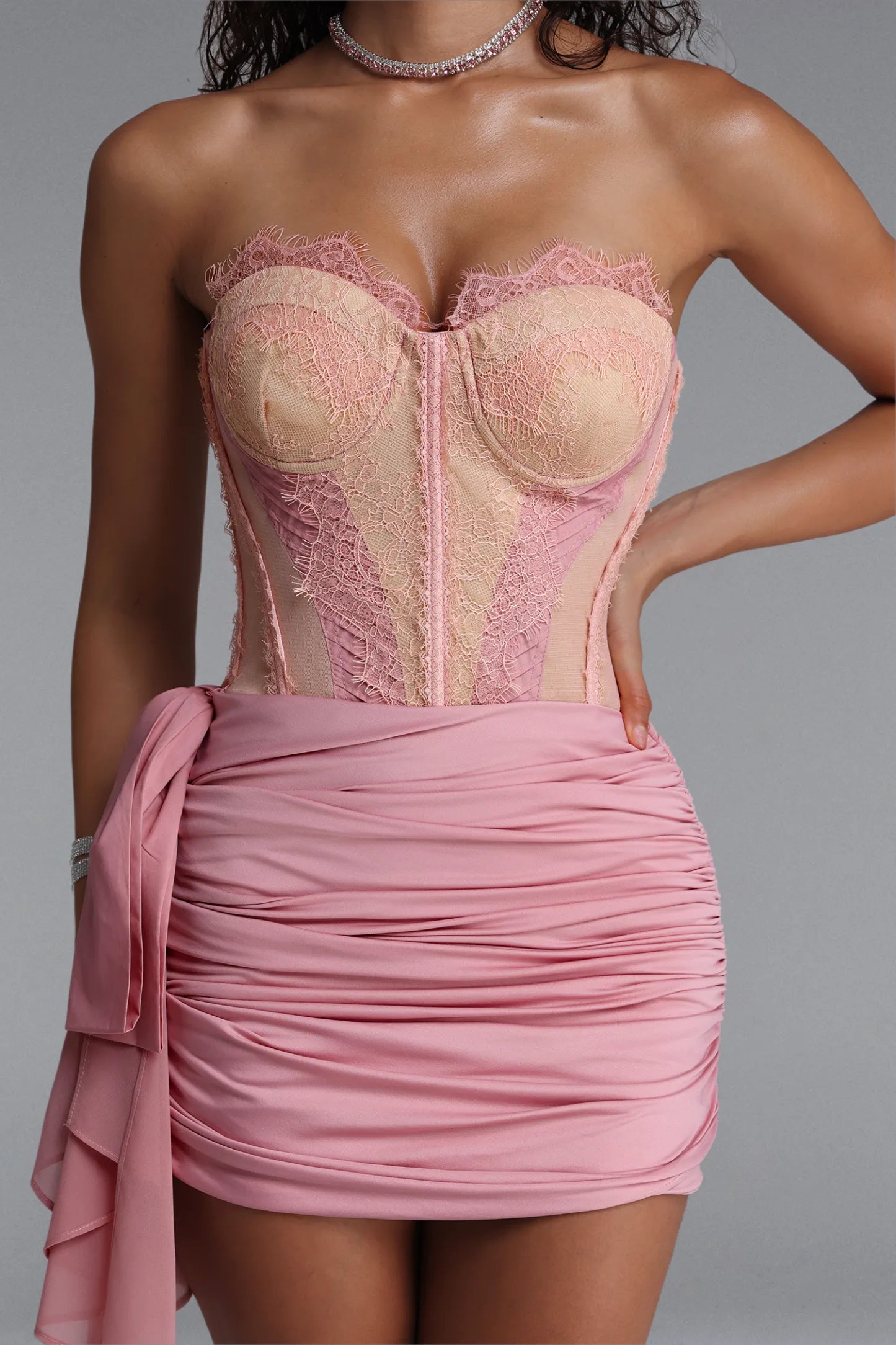 Robe Corset Dentelle Rose Poudré – Jupe Satin Drapée Nœud Latéral
