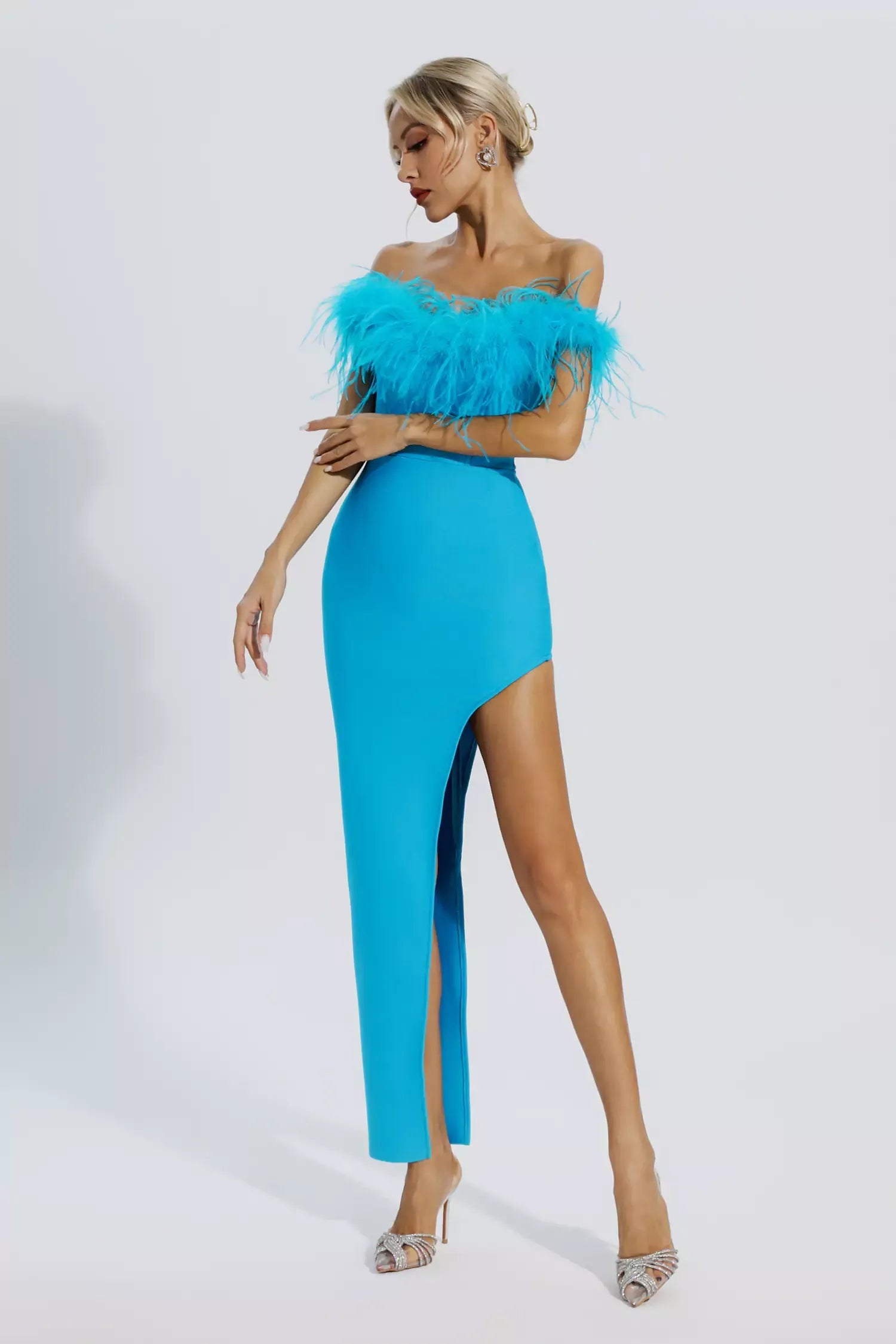 Robe bandage prestige en plumes d'autruche bleue Mara